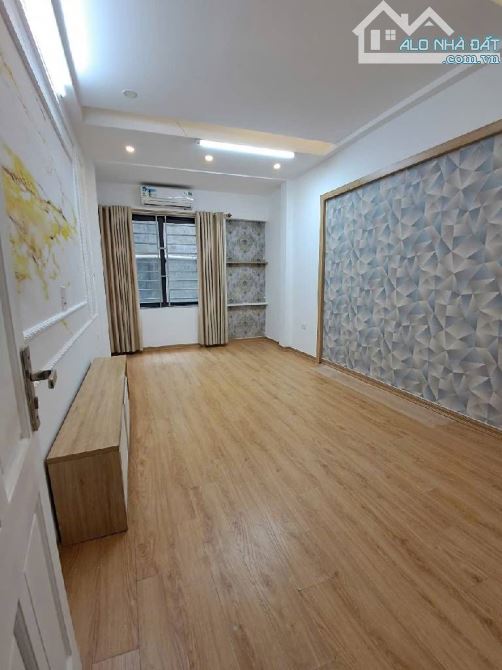 Bán nhà nguyễn chính 32m2 5 tầng còn mới – ô tô đỗ cổng - giá 7.1 tỷ