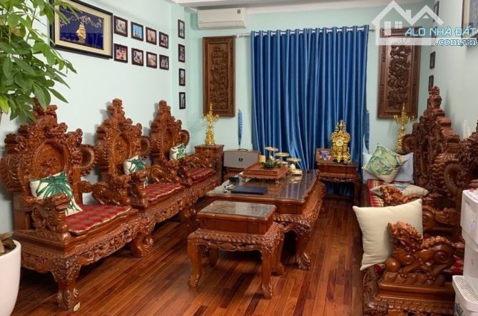 Nhà đại gia, tặng nội thất tiền tỷ, thang máy ngoại, trung tâm Cầu Giấy, ô tô qua cổng