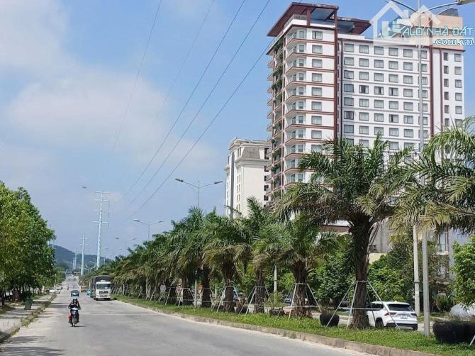Bán nhà mặt tiền Võ Chí Công vừa ở vừa kinh doanh