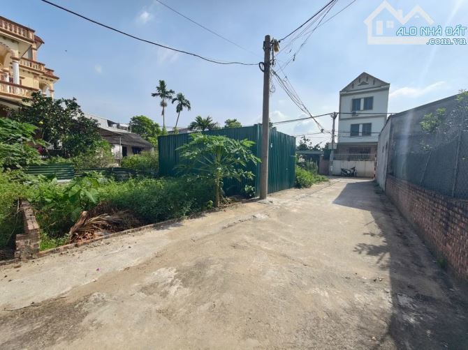 Cần tiền bán nhanh lô đất Độc Lập Long Biên 30m mt 4.5m nhỉnh 3 tỷ ô tô vào đất thoải mái