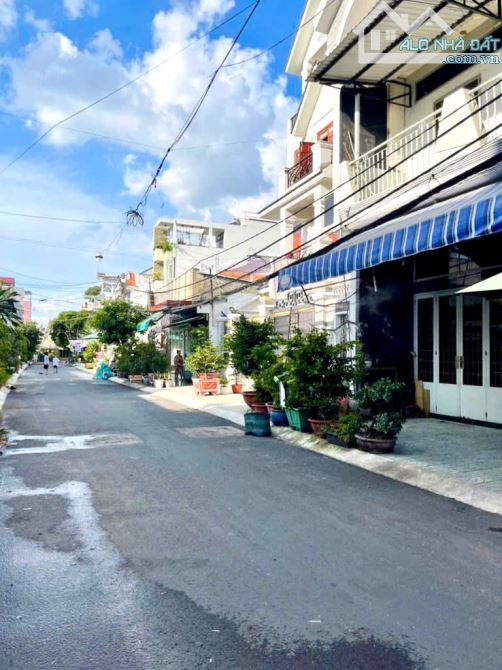 Bán nhà C4, 103m2- Đường phân lô 8M thông, ngay Giáo xứ Hoàng Mai- Chỉ hơn 7 tỷ