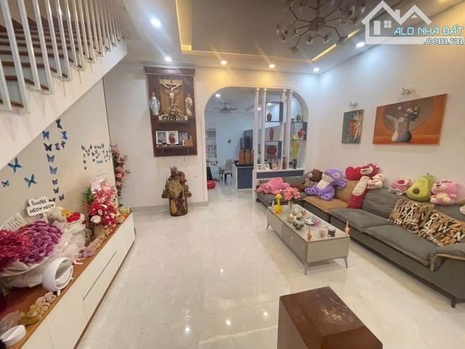 NHÀ 3 LẦU MẶT TIỀN HUỲNH VĂN BÁNH : 6,5 tỷ