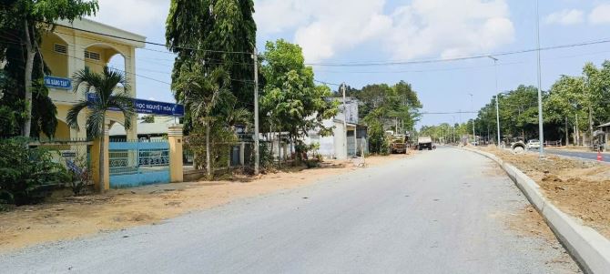 🌳 Cần bán  23m ngang đất 3 mặt tiền nhựa Võ Văn Kiệt, 2 bên giáp 2 hẽm dal 3