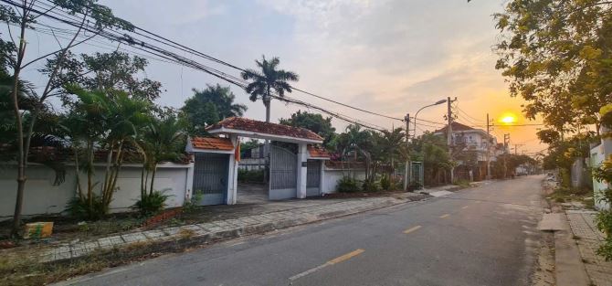 BÁN GẤP LÔ ĐẤT 2 MẶT TIỀN – NHỊ BÌNH 16, HÓC MÔN – 2.385m² CÓ NHÀ, SỔ RIÊNG