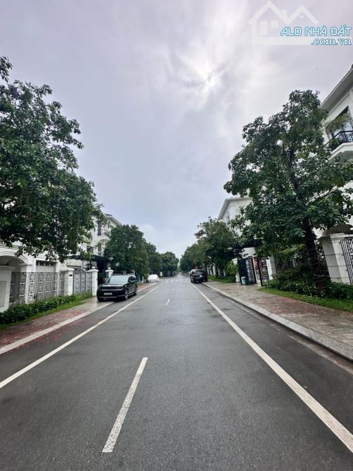 BÁN BT HƯỚNG DƯƠNG – VINHOMES RIVERSIDE 2 VIEW SÔNG 414M  139 TỶ
