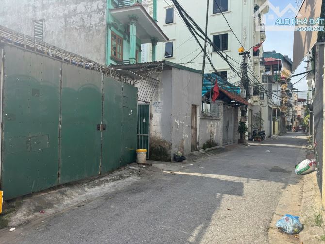Đất đẹp hiếm giá đầu tư đường ô tô tránh ngõ Phố Giang Biên DT 74m2 . Giá 168 triệu / m2 - 1