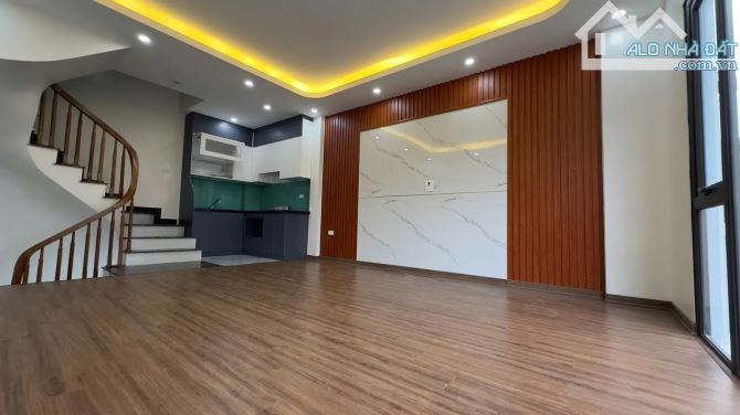 Bán căn nhà Hoa Động Cự Khối 30m 6T MT4.5m chỉ hơn 6 tỷ ô tô tránh trước nhà, gần phố - 1