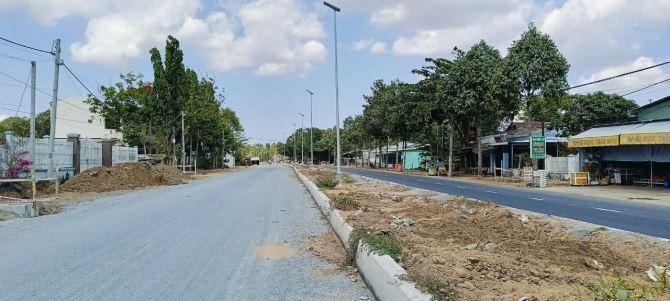 🌳 Cần bán  23m ngang đất 3 mặt tiền nhựa Võ Văn Kiệt, 2 bên giáp 2 hẽm dal 3 - 1