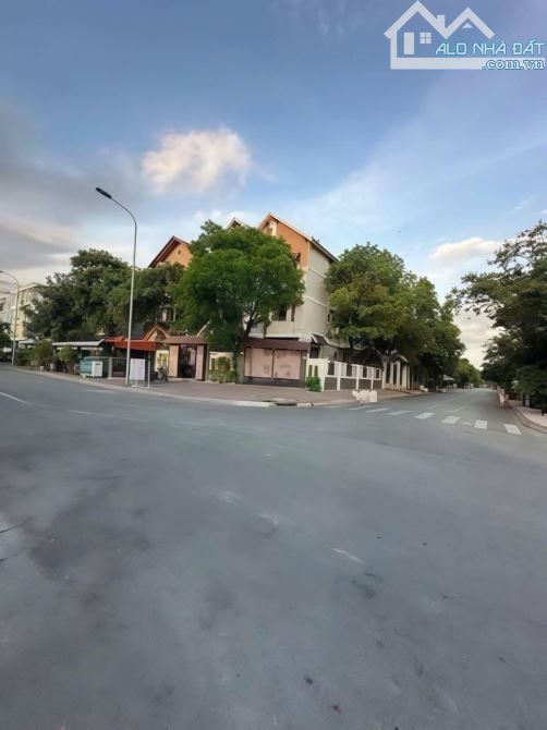 BIỆT THỰ SÂN VƯỜN 200M2 - KHU DC TRUNG SƠN - BÌNH CHÁNH - GẦN VÒNG XOAY TRUNG SƠN - LOTTE - 1