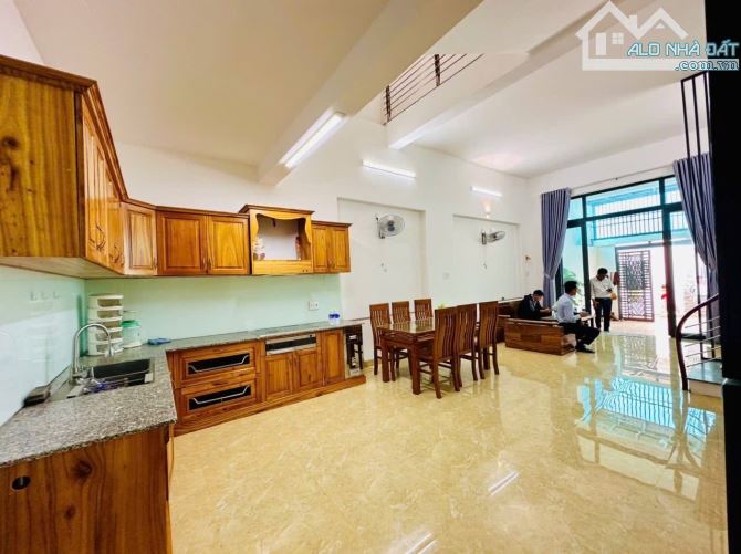 NHÀ MÊ HẺM ĐỖ XUÂN HỢP -SÂN Ô TÔ - 3 PHÒNG NGỦ - 2