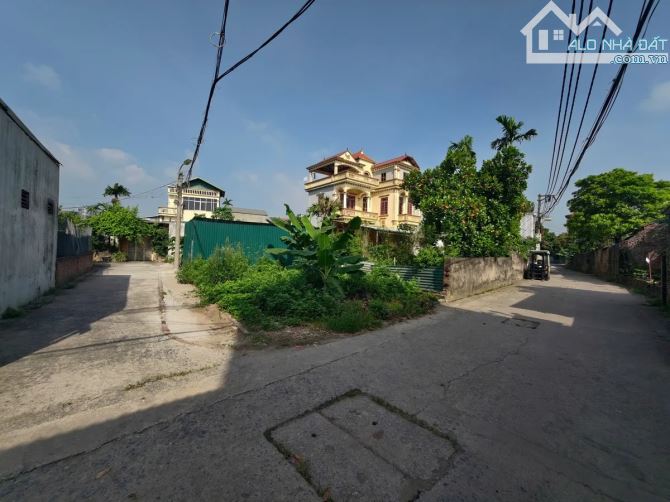 Cần tiền bán nhanh lô đất Độc Lập Long Biên 30m mt 4.5m nhỉnh 3 tỷ ô tô vào đất thoải mái - 2