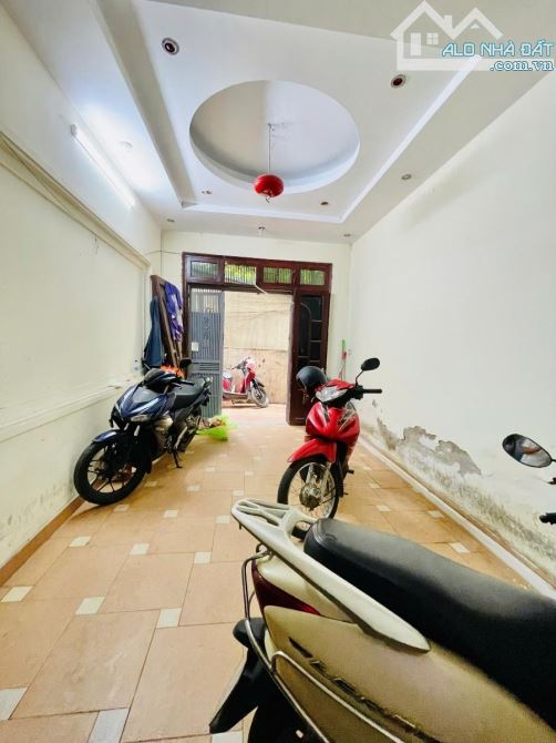 Bán nhà Định Công, gần hồ, DT40m2, 2 thoáng, giá 7.3 tỷ, sổ vuông - 2