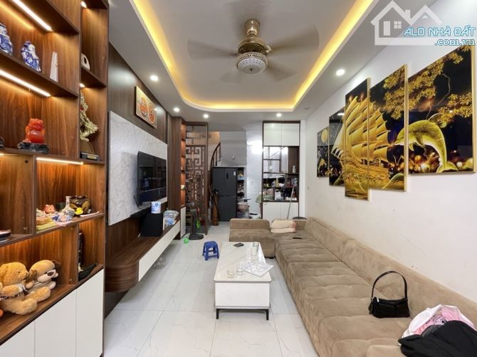 Bán nhà phố Ngọc Thụy 38m2- 5 tầng- 3 phòng ngủ, gần trường Việt Pháp - 3