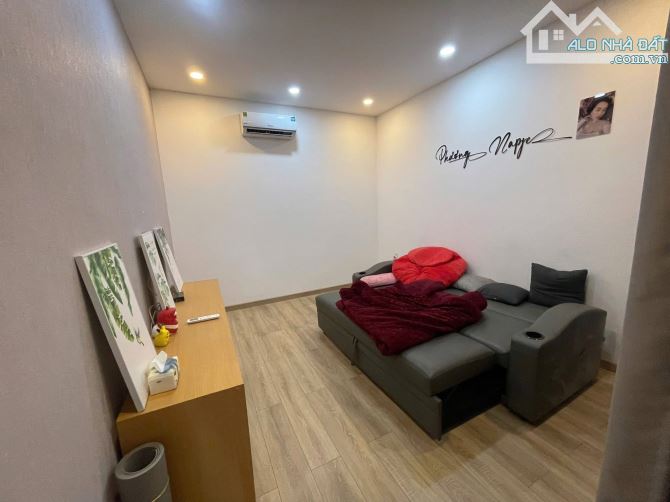 NHÀ 3 LẦU MẶT TIỀN HUỲNH VĂN BÁNH : 6,5 tỷ - 4
