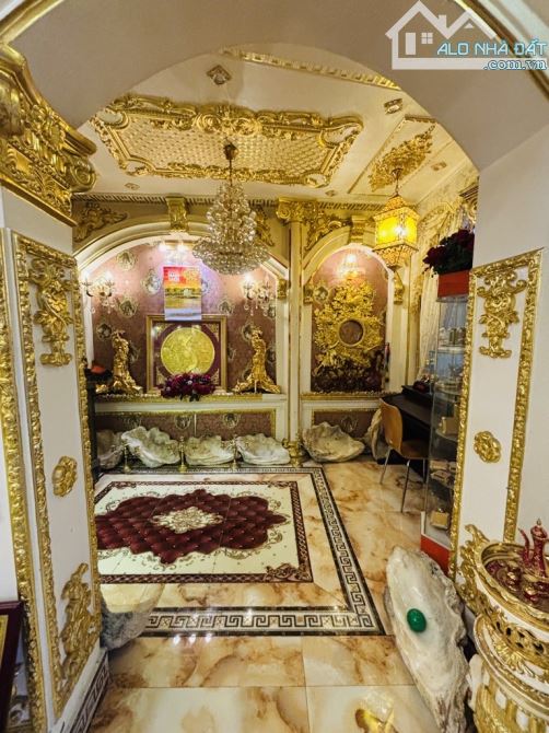 BIỆT THỰ DÁT VÀNG 18K ĐỘC BẢN TẠI QUẬN 7 – KIỆT TÁC NGHỆ THUẬT CHO GIỚI THƯỢNG LƯU - 4