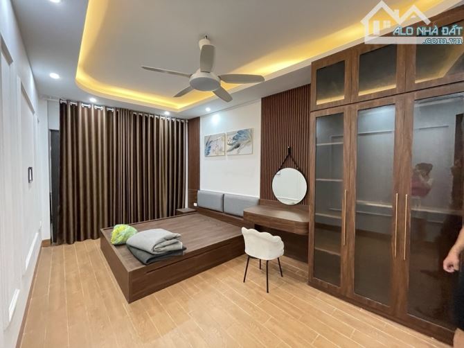 Bán nhà phố Ngọc Thụy 38m2- 5 tầng- 3 phòng ngủ, gần trường Việt Pháp - 5