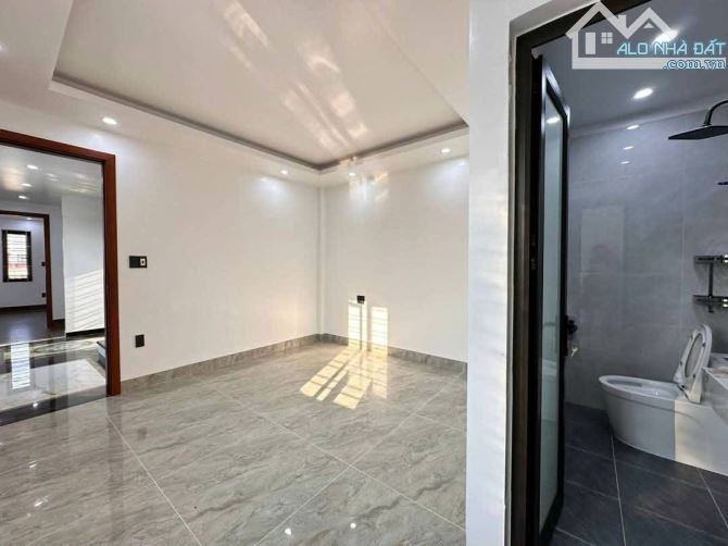 Bán dãy nhà 5 căn - 4 tầng Trung tâm Hồ Sen - Lê Chân. Có thang máy, Giá chỉ từ 5,8 tỷ - 6