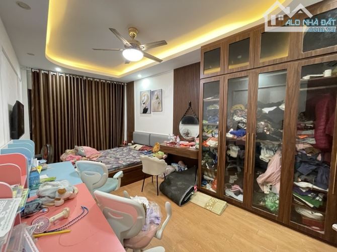 Bán nhà phố Ngọc Thụy 38m2- 5 tầng- 3 phòng ngủ, gần trường Việt Pháp - 7
