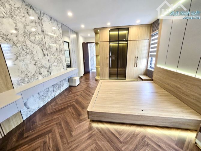 Bán nhà thạch bàn 45m² , mt 4m , 7 tầng thang máy , gara ôtô kinh doanh giá 11,3tỷ - 11