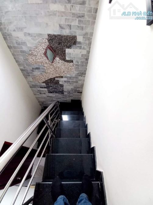 Căn góc 2 Lầu. 8,2 x 9,2 Xe Hơi đậu cách nhà 50m. Vị trí Chiêu Tài-Hứng Lộc Nhỉnh 4 Tỷ