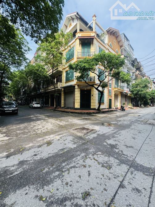 BÁN NHÀ KĐT ĐẠI KIM. NHÀ LÔ GÓC . NHÀ 4 TẦNG . DT 108M. MT 10 M . ĐẸP NHẤT KHU