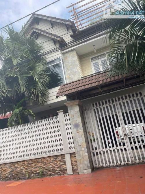 Biệt thự Phú Hòa : 10 x 20 Full thổ cư, hoàn công. 1 trệt 1 lầu 4 p ngủ