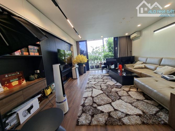 Bán nhà MẶT PHỐ Bắc Cầu 3, Long Biên 100m², 4 tầng, mặt tiền 5.5m, dân xây thiết kế