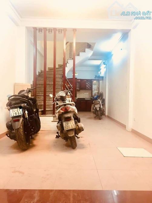 NHÀ HỮU HƯNGTÂY MỖ 30M²5 TẦNG 3 PHÒNG NGỦ KHÉP KÍNH MONING ĐỖ CỬA GẦN KHU ĐÔ THỊ CHỨC NĂNG