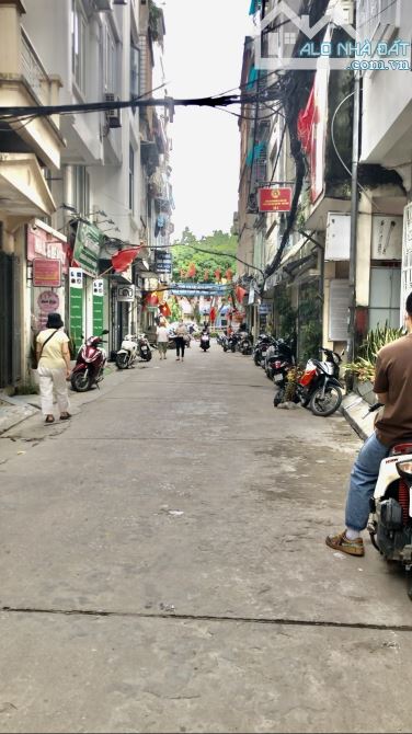 Bán nhà mặt ngõ quận Đống Đa 64M LÔ GÓC MT4,5 18 tỷ Sát phố 2 Ô TÔ tránh