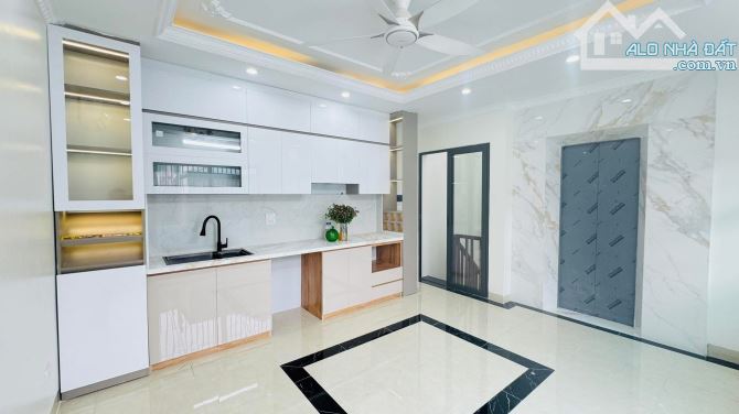 Nhà đẹp 6 tầng, thang máy, 42m, ở sướng, nội thất xịn xò, kinh doanh đỉnh cao, Mai Động