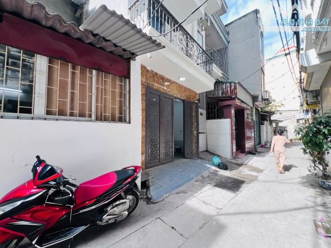 Bán nhà 5 tầng Nguyễn Trãi, Thanh Xuân, đối diện Royal City, giá 8.9 tỷ