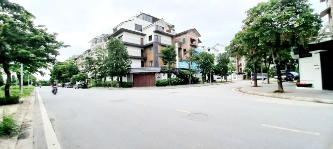 cần bán gấp biệt thự lô góc  Xuân Phương. 161 m. Nhà 3 tầng. Nội thất đẹp.