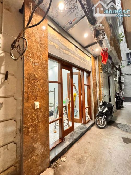 Bán nhà ở ngay Lạc Long Quân - trước nhà rộng gần oto tránh
