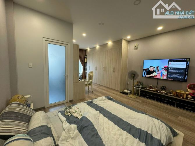 Bán nhà DTSD 410m2  đường số 16m  Chợ Tân Mỹ Quận 7. Gần Phú Mỹ Hưng