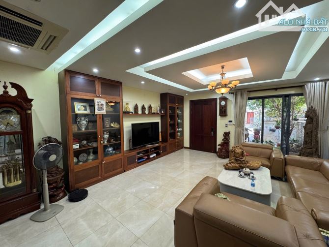 Cho thuê biệt thự Tân Triều. Diện tích 260m2, mặt tiền 15m, đủ hệ thống PCCC. Kinh doanh,