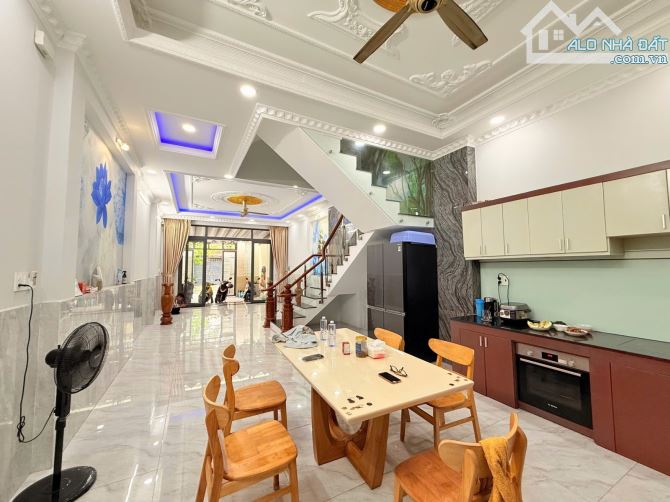 BÁN NHÀ 3 TẦNG MẶT TIỀN KINH DOANH NGUYỄN THỊ THƠI, QUẬN 12–121M², NGANG 5M–CHỈ 9.8 TỶ
