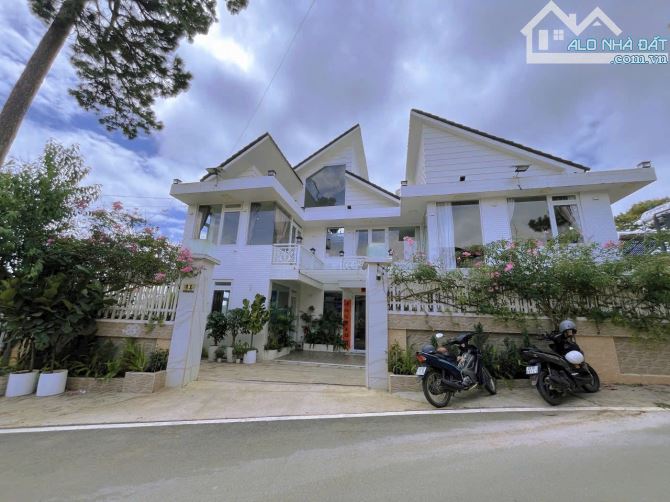 BÁN BIỆT THỰ NGHĨ DƯỠNG CUNG ĐƯỜNG THÔNG XANH CÓ 8 PKD . DT 221m2 . Giá 29 TỶ