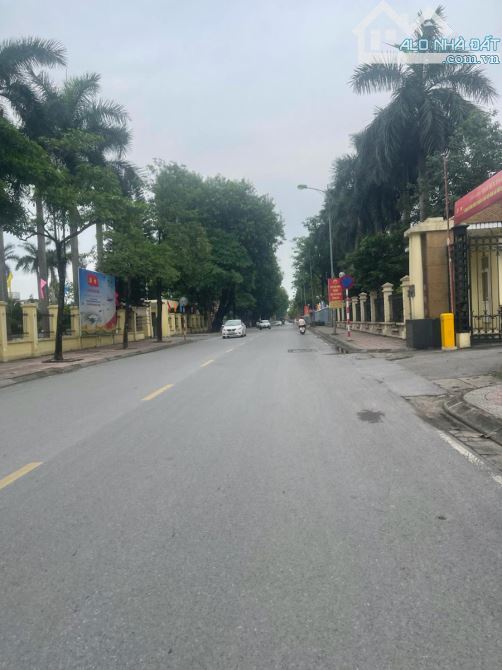 BÁN ĐẤT TẶNG NHÀ PHÂN LÔ PHỐ NGUYỄN SƠN LONG BIÊN 25 TỶ 110M2 MT 8M 3T VỈA HÈ Ô TÔ TRÁNH K