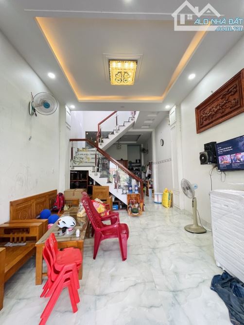 Hàng thơm, hẻm 409 Huỳnh Thị Hai, Q12. Xe hơi thông ngủ trong nhà, 2 lầu đẹp. - 1