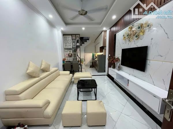 BÁN NHÀ PHƯỜNG LONG BIÊN  35m 5 TẦNG  FULL NỘI THẤT  Ô TÔ  GIÁ 5.2 TỶ GẦN TTTM AEON - 1