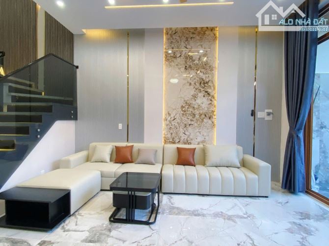 BÁN NHÀ ĐỨC GIANG -- 55M2 - MT 4M - 5 TẦNG - THANG MÁY - Ô TÔ ĐỖ CỬA - 2