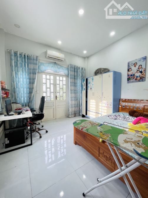 Hàng thơm, hẻm 409 Huỳnh Thị Hai, Q12. Xe hơi thông ngủ trong nhà, 2 lầu đẹp. - 2