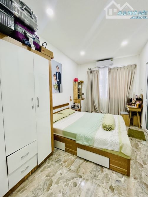 SIÊU NÓNG - QUẬN 10 - NGÃ BẢY LÝ THÁI TỔ, 60m2, hẻm 4m, 3s ra mặt tiền KD sầm uất. - 2