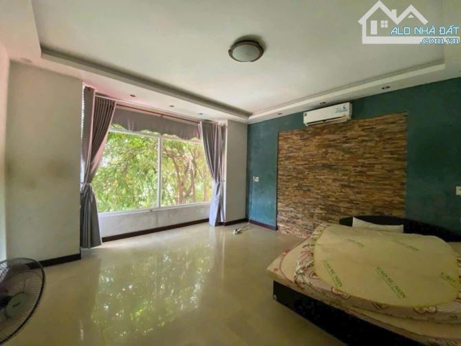 Biệt thự Phú Hòa : 10 x 20 Full thổ cư, hoàn công. 1 trệt 1 lầu 4 p ngủ - 3