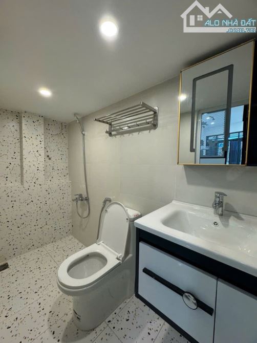 BÁN NHÀ 2 MẶT HẺM, SẴN 3 PHÒNG TRỌ, THU NHẬP 9 TRIỆU/THÁNG - CHỈ 5.X TỶ - 3