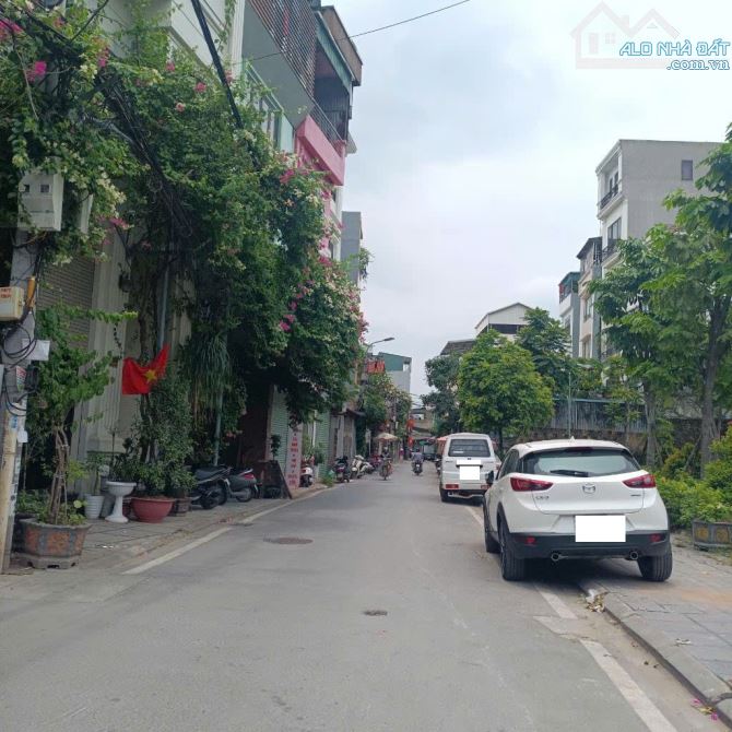 BÁN NHÀ ĐẸP, MỚI PHỐ TRẠM – GARA 2 Ô TÔ – MẶT TIỀN 5,2M – NỞ HẬU – 62M2 CHỈ 15,5 TỶ - 5