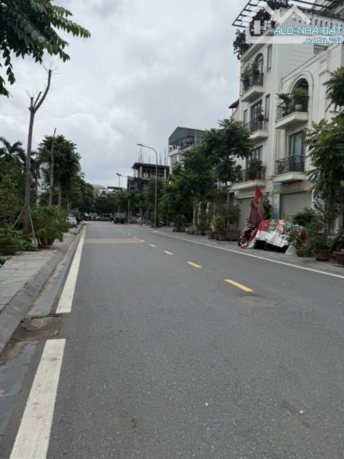 BÁN ĐẤT NGỌC THUỴ 66M2 - MẶT TIỀN RỘNG - LÔ GÓC - ĐƯỜNG OTO TRÁNH - GẦN CÔNG VIÊN - 5