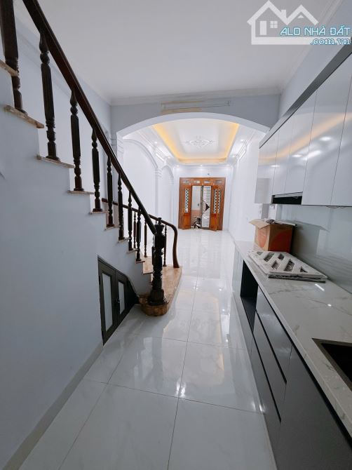 Bán nhà mới 35m2 x 6 tầng, ô tô đỗ cửa, 5 ngủ, 5 WC, ngõ 521 Trương Định, Q Hoàng Mai
