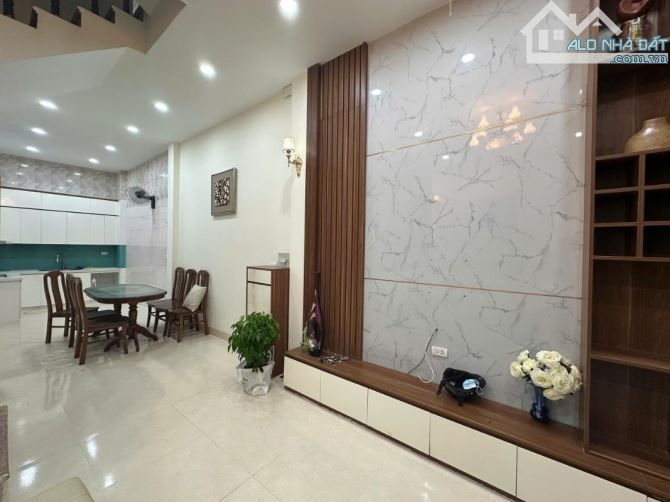 Bán nhà nguyễn chính 43m2 3 tầng mt 4.5m còn mới – ô tô 15m - giá 7.6 tỷ