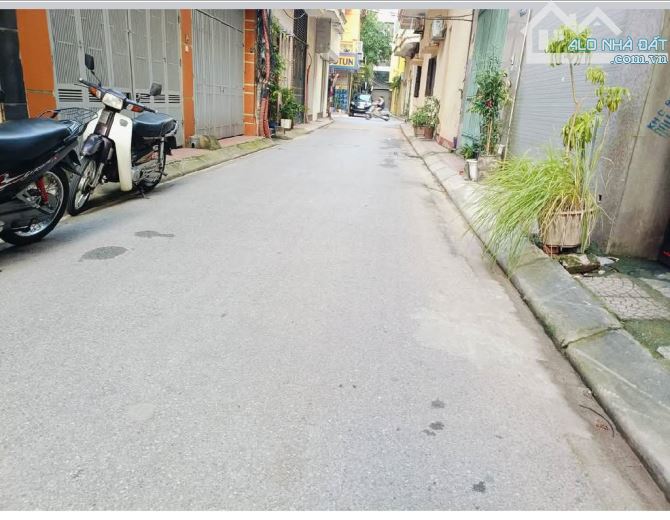 BÁN ĐẤT PHỐ TRẠM 7.X TỶ, DT57M2, MT4.3M, Ô TÔ GẦN NGÕ THÔNG, CHỦ HẠ GIÁ
